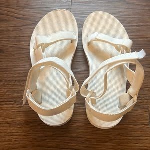 White Tevas